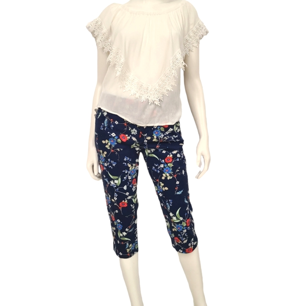 St Johns Bay Blue Floral Capri Pants Size 8 - Picture 2 of 5